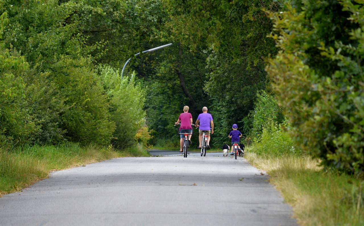a family of mom, dad, and child enjoy road bike rental experience in the countryside
